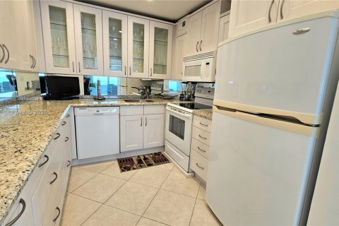 Condo in Hallandale Beach, Florida, 2 bedrooms  № 2030111 - photo 4