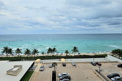 Condo in Hallandale Beach, Florida, 2 bedrooms  № 2030111 - photo 29