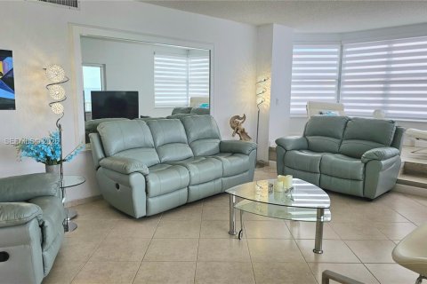 Condo in Hallandale Beach, Florida, 2 bedrooms  № 2030111 - photo 26