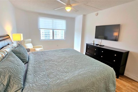 Condo in Hallandale Beach, Florida, 2 bedrooms  № 2030111 - photo 18