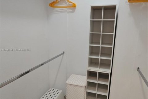 Condo in Hallandale Beach, Florida, 2 bedrooms  № 2030111 - photo 22