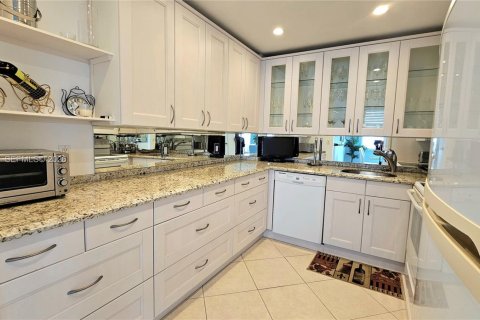 Condo in Hallandale Beach, Florida, 2 bedrooms  № 2030111 - photo 3