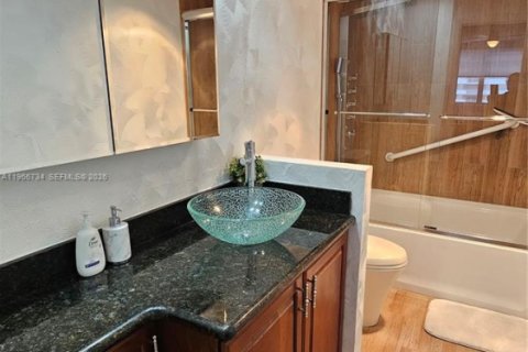 Condo in Hallandale Beach, Florida, 2 bedrooms  № 2030111 - photo 23
