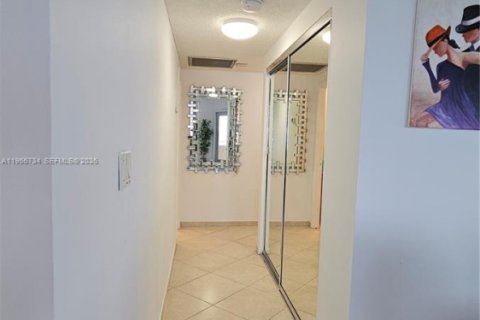 Condo in Hallandale Beach, Florida, 2 bedrooms  № 2030111 - photo 11