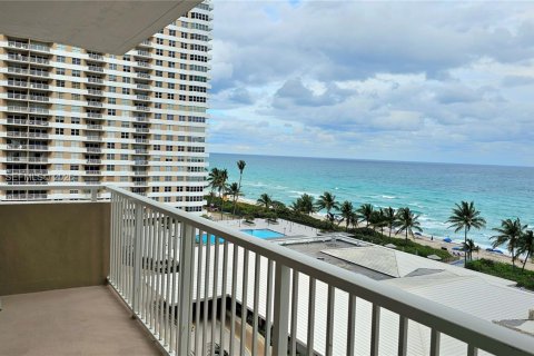 Condo in Hallandale Beach, Florida, 2 bedrooms  № 2030111 - photo 28