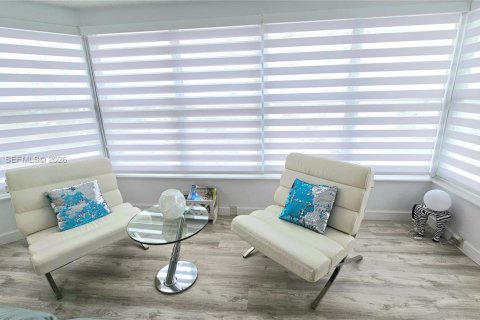 Condo in Hallandale Beach, Florida, 2 bedrooms  № 2030111 - photo 10