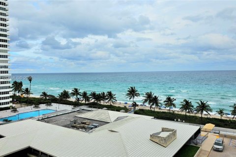 Condo in Hallandale Beach, Florida, 2 bedrooms  № 2030111 - photo 2