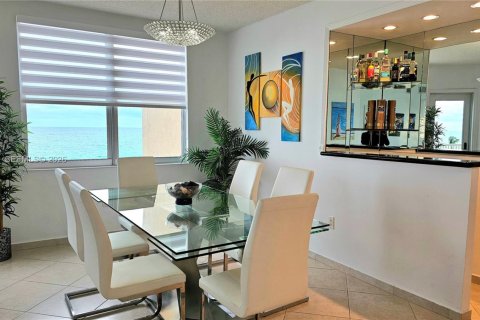 Condo in Hallandale Beach, Florida, 2 bedrooms  № 2030111 - photo 6