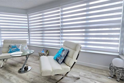 Condo in Hallandale Beach, Florida, 2 bedrooms  № 2030111 - photo 9