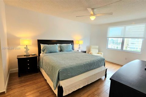 Condo in Hallandale Beach, Florida, 2 bedrooms  № 2030111 - photo 17