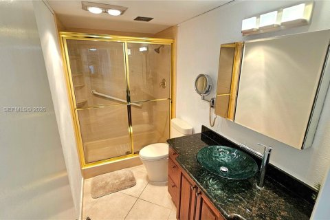 Condo in Hallandale Beach, Florida, 2 bedrooms  № 2030111 - photo 12
