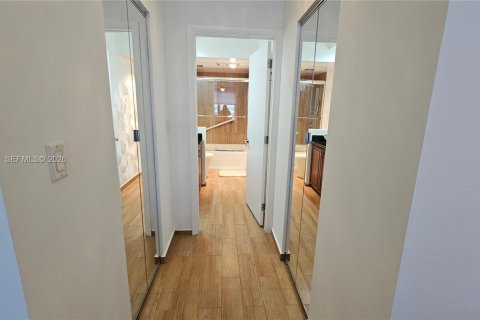 Condo in Hallandale Beach, Florida, 2 bedrooms  № 2030111 - photo 20