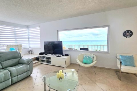 Condo in Hallandale Beach, Florida, 2 bedrooms  № 2030111 - photo 8