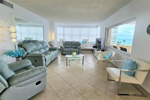 Condo in Hallandale Beach, Florida, 2 bedrooms  № 2030111 - photo 7