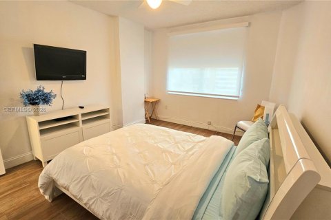 Condo in Hallandale Beach, Florida, 2 bedrooms  № 2030111 - photo 16