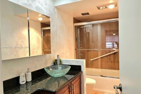 Condo in Hallandale Beach, Florida, 2 bedrooms  № 2030111 - photo 24