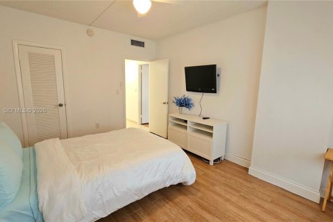 Condo in Hallandale Beach, Florida, 2 bedrooms  № 2030111 - photo 15