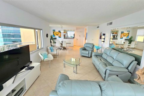 Condo in Hallandale Beach, Florida, 2 bedrooms  № 2030111 - photo 27