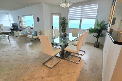Condo in Hallandale Beach, Florida, 2 bedrooms  № 2030111 - photo 5