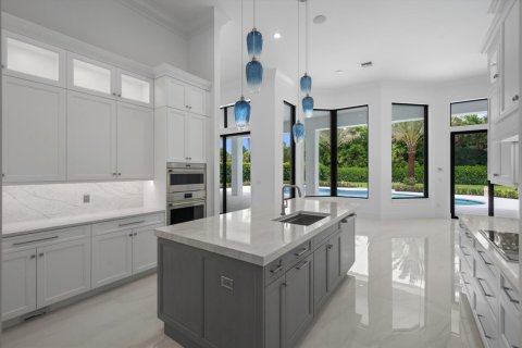 House in West Palm Beach, Florida 4 bedrooms, 331.01 sq.m. № 2191802 - photo 13