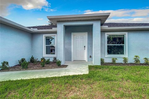 House in Port Charlotte, Florida 4 bedrooms, 150.22 sq.m. № 1888602 - photo 2