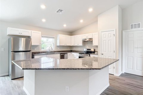 House in Port Charlotte, Florida 4 bedrooms, 150.22 sq.m. № 1888602 - photo 5
