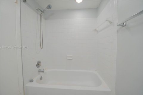 Copropriété à vendre à Tamarac, Floride: 1 chambre, 57.13 m2 № 1988618 - photo 10