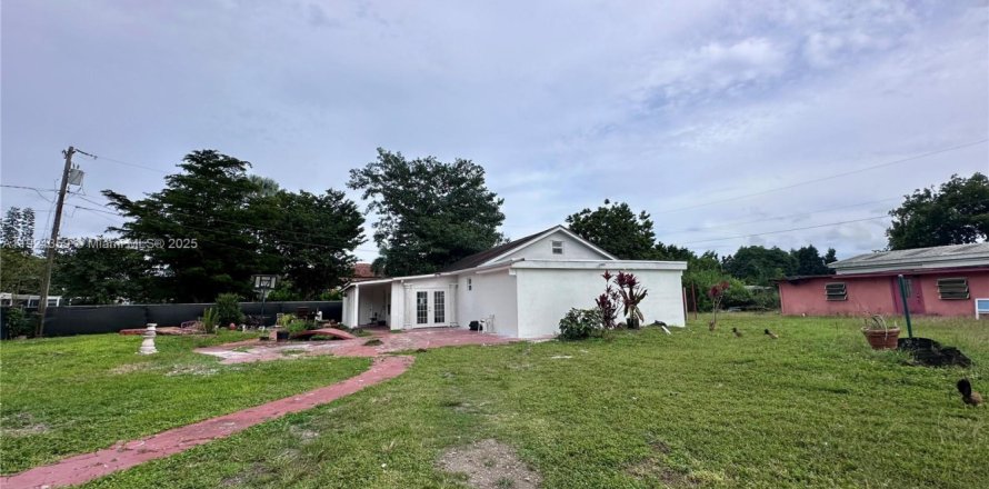 House in Homestead, Florida 2 bedrooms, 237.55 sq.m. № 1975420