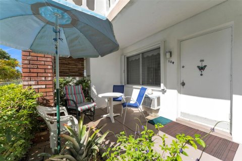 Condo in Hollywood, Florida, 2 bedrooms № 1985587 - photo 17