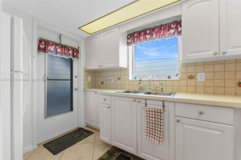 Condo in Hollywood, Florida, 2 bedrooms № 1985587 - photo 9