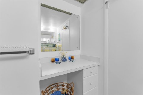 Condo in Hollywood, Florida, 2 bedrooms № 1985587 - photo 14