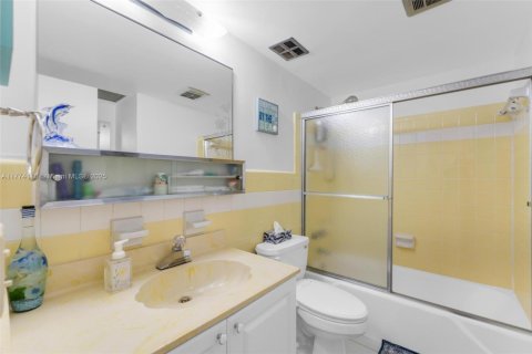 Condo in Hollywood, Florida, 2 bedrooms № 1985587 - photo 13
