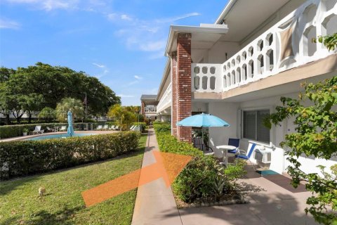 Condo in Hollywood, Florida, 2 bedrooms № 1985587 - photo 1