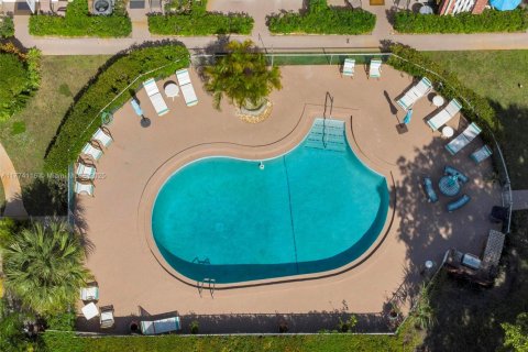 Condo in Hollywood, Florida, 2 bedrooms № 1985587 - photo 2