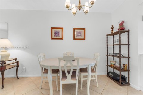 Condo in Hollywood, Florida, 2 bedrooms № 1985587 - photo 11