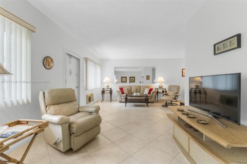 Condo in Hollywood, Florida, 2 bedrooms № 1985587 - photo 4