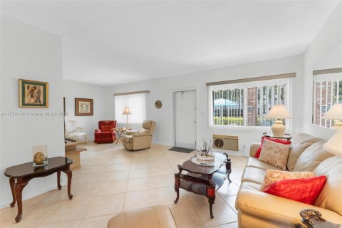 Condo in Hollywood, Florida, 2 bedrooms № 1985587 - photo 5