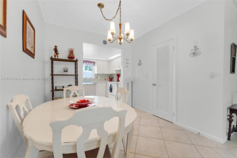 Condo in Hollywood, Florida, 2 bedrooms № 1985587 - photo 7