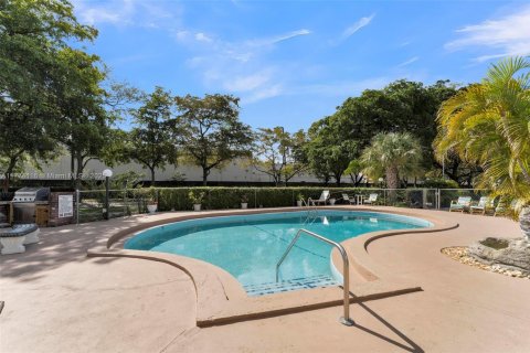 Condo in Hollywood, Florida, 2 bedrooms № 1985587 - photo 19