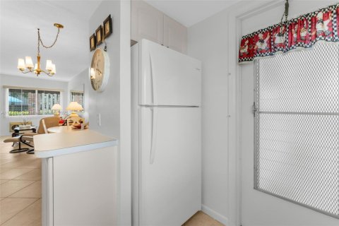 Condo in Hollywood, Florida, 2 bedrooms № 1985587 - photo 10