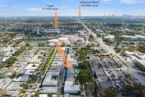 Condo in Hollywood, Florida, 2 bedrooms № 1985587 - photo 22
