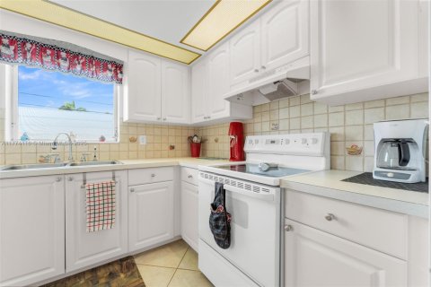 Condo in Hollywood, Florida, 2 bedrooms № 1985587 - photo 8