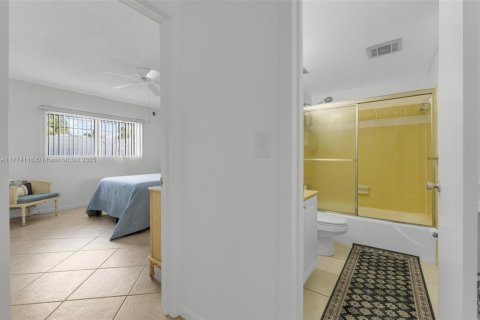 Condo in Hollywood, Florida, 2 bedrooms № 1985587 - photo 12