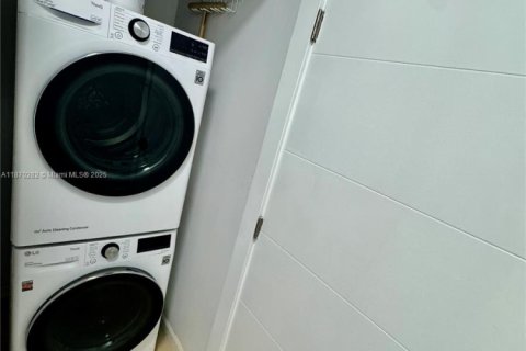 Condo in Miami, Florida, 1 bedroom  № 1923258 - photo 13