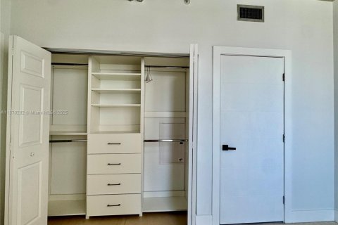 Condominio en alquiler en Miami, Florida, 1 dormitorio, 59.27 m2 № 1923258 - foto 10