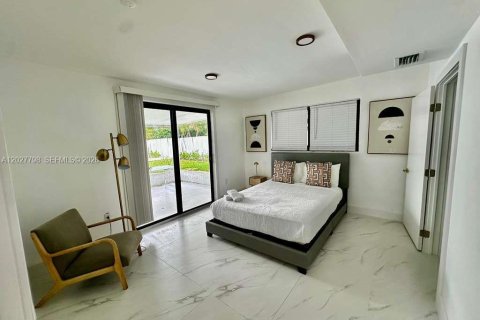 House in North Miami, Florida 4 bedrooms, 150.97 sq.m. № 2087256 - photo 30