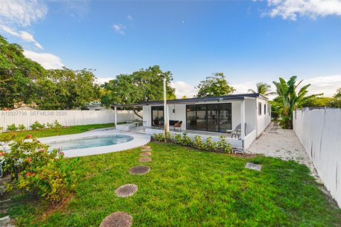 House in North Miami, Florida 4 bedrooms, 150.97 sq.m. № 2087256 - photo 3