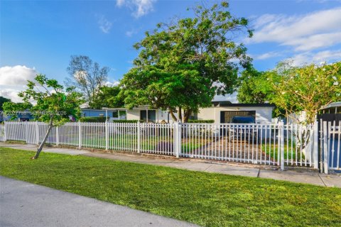 House in North Miami, Florida 4 bedrooms, 150.97 sq.m. № 2087256 - photo 6
