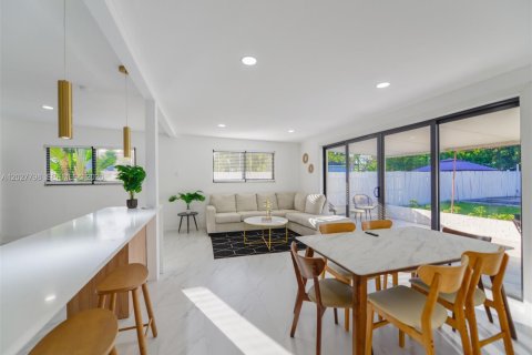 House in North Miami, Florida 4 bedrooms, 150.97 sq.m. № 2087256 - photo 15