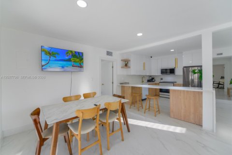 House in North Miami, Florida 4 bedrooms, 150.97 sq.m. № 2087256 - photo 12
